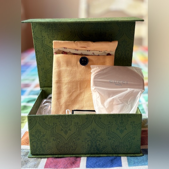 🪞 GUCCI BEAUTY  HAND MIRROR WITH FLORAL POUCH 🪞 NWOT 🪞 - Picture 10 of 16